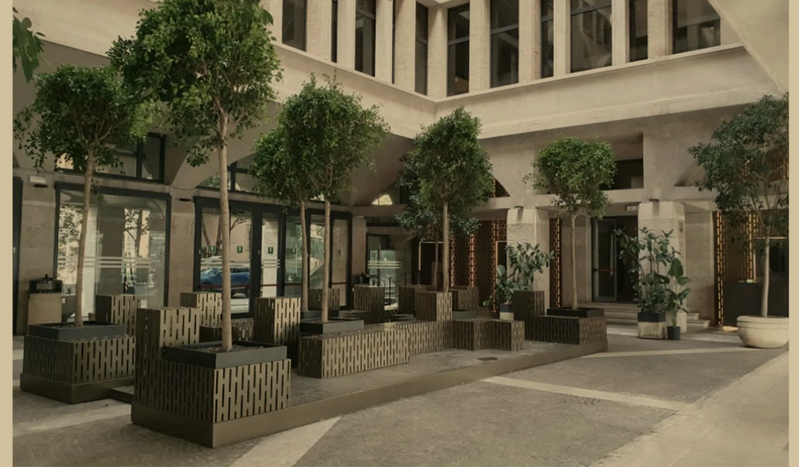 Il cortile di Palazzo Sturzo: colonnato in travertino, alberi in fioriere di lamiera traforata ottone — Roma EUR